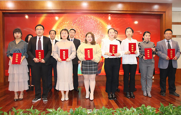 为优秀奖获得者颁奖.jpg 河北中医肝病医院院领导为优秀奖获得者颁奖.jpg