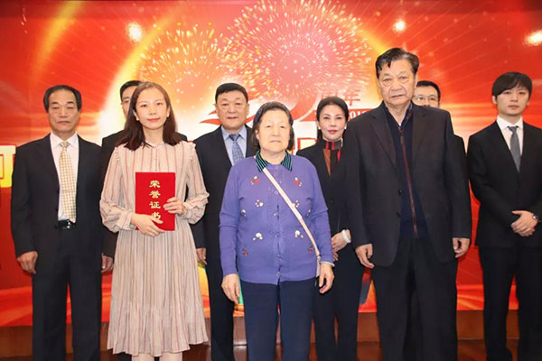 为一等奖获得者颁奖.jpg 河北中医肝病医院创始人耿兰书携夫人为一等奖获得者颁奖.jpg