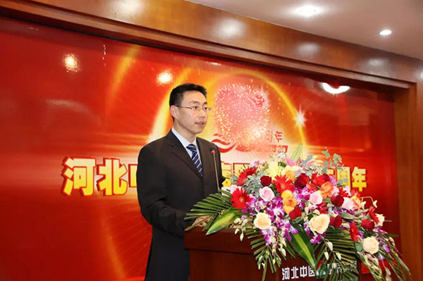 常务副院长刘敏公布获奖名单.jpg 河北中医肝病医院常务副院长刘敏公布获奖名单.jpg